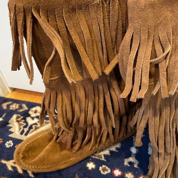 Minnetonka size 7 Three Tiered Fringe Boots - Picture 5 of 16